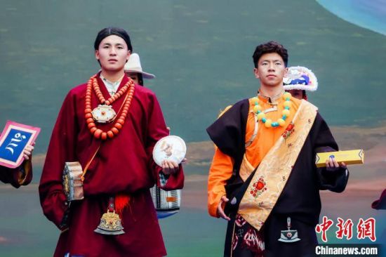 图为身着民族服饰的演员们展示果洛特产。 果洛州文体旅游广电局 供图 图为身着民族服饰的演员们展示果洛特产。 果洛州文体旅游广电局 供图