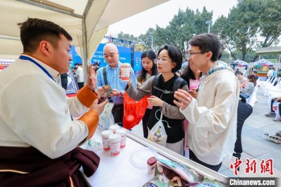 图为广州市民体验果洛特产。 果洛州文体旅游广电局 供图 图为广州市民体验果洛特产。 果洛州文体旅游广电局 供图
