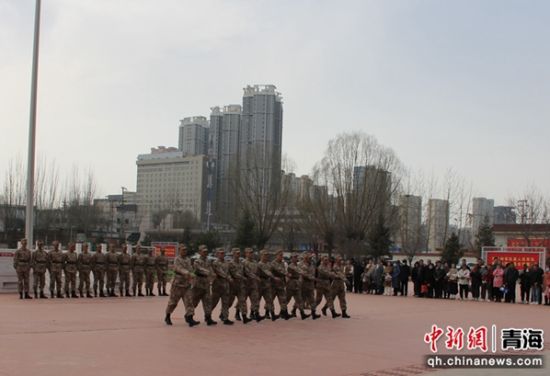 图为新兵进行役前训练。 邓革虎摄 图为新兵进行役前训练。 邓革虎摄