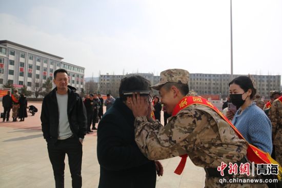 图为新兵和家人告别。 邓革虎摄 图为新兵和家人告别。 邓革虎摄