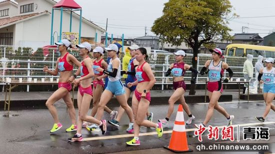 图为朱茹萍(左二)参加竞走比赛现场。民和县委宣传部供图