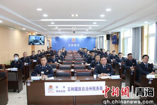 图为税务干部认真听讲“玉树税务讲堂”第一讲。 闹文求占摄 图为税务干部认真听讲“玉树税务讲堂”第一讲。 闹文求占摄