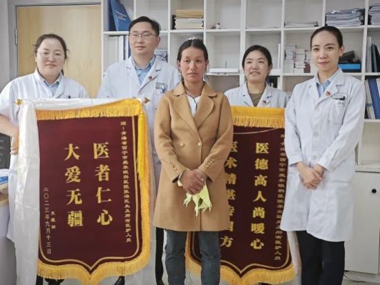 图为患者为陈婷(右一)赠送锦旗。西宁爱尔眼科医院 供图 图为患者为陈婷(右一)赠送锦旗。西宁爱尔眼科医院 供图
