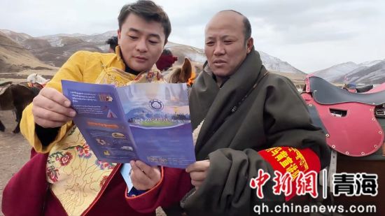 图为气象科技工作者为牧民群众讲解气象灾害防御常识 祁绪龙 摄 图为气象科技工作者为牧民群众讲解气象灾害防御常识 祁绪龙 摄