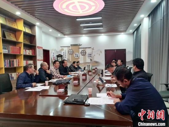 资料图为青海省药品监督管理局相关工作人员进行《工作程序》制定前期讨论。青海省药品监督管理局供图 资料图为青海省药品监督管理局相关工作人员进行《工作程序》制定前期讨论。青海省药品监督管理局供图