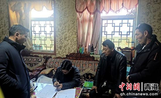 图为驻村工作队入户走访。玉树州税务局供图 图为驻村工作队入户走访。玉树州税务局供图