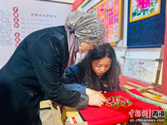 图为运动员体验河湟刺绣。孙睿 摄