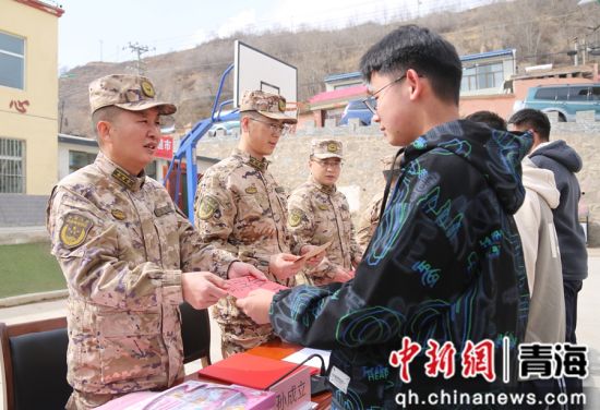 图为武警官兵向困难家庭优秀学子分发助学金。 罗元凯摄 图为武警官兵向困难家庭优秀学子分发助学金。 罗元凯摄