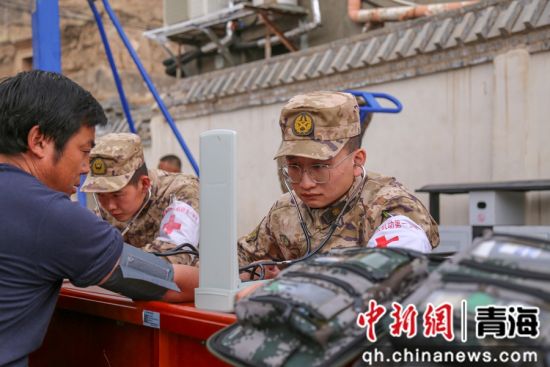 图为军医为村民测量血压。 罗元凯摄 图为军医为村民测量血压。 罗元凯摄