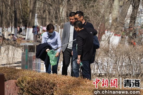 图为西宁市民在麒麟湾公园内捡拾垃圾。 马铭言摄 图为西宁市民在麒麟湾公园内捡拾垃圾。 马铭言摄