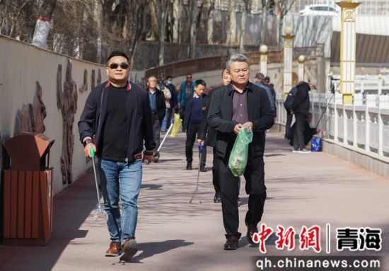 图为西宁市民在麒麟湾公园内捡拾垃圾。 马铭言摄 图为西宁市民在麒麟湾公园内捡拾垃圾。 马铭言摄