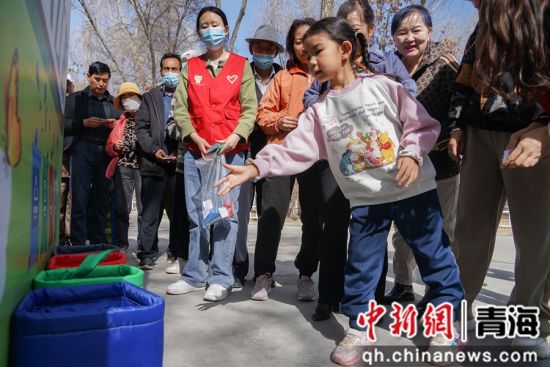 图为西宁小朋友参与垃圾分类投壶游戏。 马铭言摄 图为西宁小朋友参与垃圾分类投壶游戏。 马铭言摄