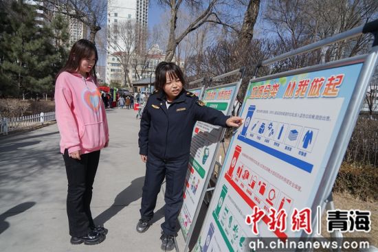 图为西宁市民了解垃圾分类知识。 马铭言摄 图为西宁市民了解垃圾分类知识。 马铭言摄