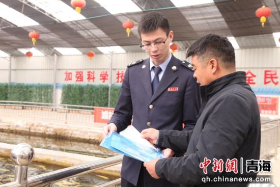 图为税务干部送上税惠政策包并进行讲解. 韩佳伟摄 图为税务干部送上税惠政策包并进行讲解. 韩佳伟摄