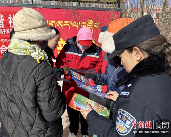 图为开展宣传活动,提高公众的安全意识和法治意识。兴宣供图 图为开展宣传活动,提高公众的安全意识和法治意识。兴宣供图