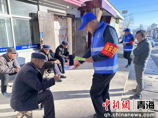 图为义警正在进行安全防范宣传。 乐都公安供图 图为义警正在进行安全防范宣传。 乐都公安供图