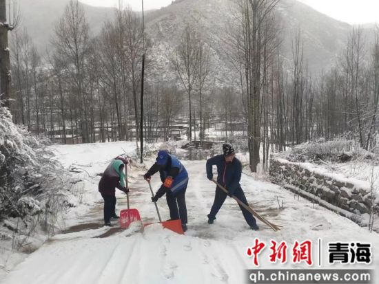图为义警正在进行帮助当地民众除雪。 乐都公安供图 图为义警正在进行帮助当地民众除雪。 乐都公安供图