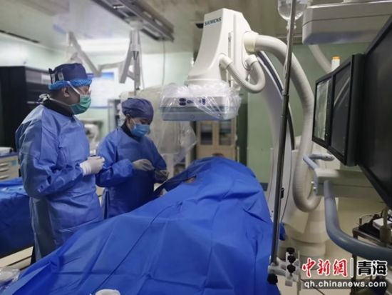 图为手术现场。西宁市第一人民医院供图