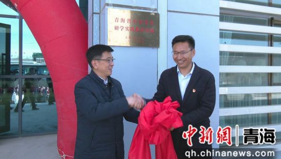 图为杨皓然(左)与桑本(右)共同揭牌。陈宗淇 摄 图为杨皓然(左)与桑本(右)共同揭牌。陈宗淇 摄