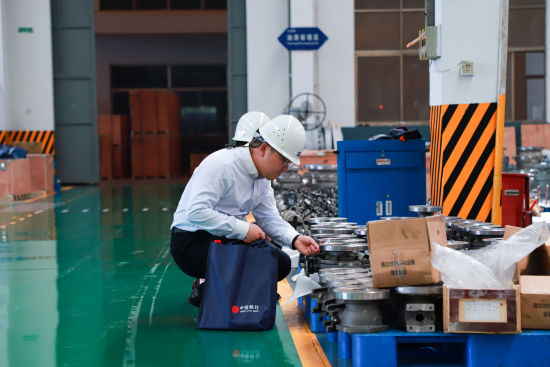 图为中信银行南京分行辖内盐城分行客户经理在车间实地调查,为客户提供授信支持,助力客户做大做强,拓展海外市场。中信银行供图 图为中信银行南京分行辖内盐城分行客户经理在车间实地调查,为客户提供授信支持,助力客户做大做强,拓展海外市场。中信银行供图