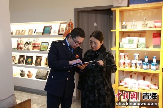 图为税务干部深入企业宣传辅导税费优惠政策。 闹文求占 摄 图为税务干部深入企业宣传辅导税费优惠政策。 闹文求占 摄