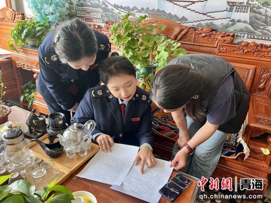 图为“税费管家”服务团队深入走访企业。 高连辰摄 图为“税费管家”服务团队深入走访企业。 高连辰摄