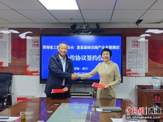图为签订战略合作协议现场。谢玲玲 图为签订战略合作协议现场。谢玲玲
