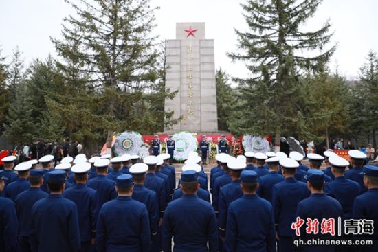 图为西宁消防救援支队开展清明节祭奠缅怀英烈活动。 西宁消防供图 图为西宁消防救援支队开展清明节祭奠缅怀英烈活动。 西宁消防供图