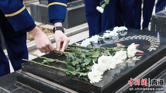 图为消防救援人员献上手中鲜花。 西宁消防供图 图为消防救援人员献上手中鲜花。 西宁消防供图