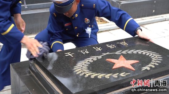 图为消防救援人员清扫、擦拭墓碑。 西宁消防供图 图为消防救援人员清扫、擦拭墓碑。 西宁消防供图