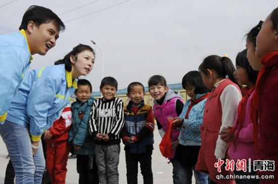 图为中石油青海销售公司工作人员关爱留守儿童。张爱民摄 图为中石油青海销售公司工作人员关爱留守儿童。张爱民摄
