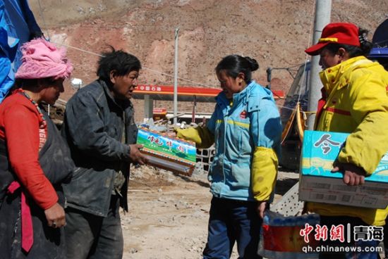 图为中石油青海销售公司工作人员救助地震受灾群众。张爱民摄 图为中石油青海销售公司工作人员救助地震受灾群众。张爱民摄