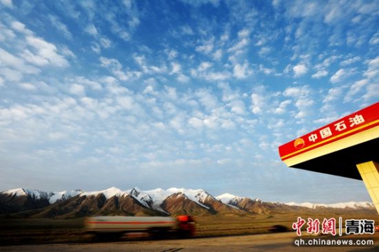 图为中石油玉珠峰加油站。张爱民摄 图为中石油玉珠峰加油站。张爱民摄