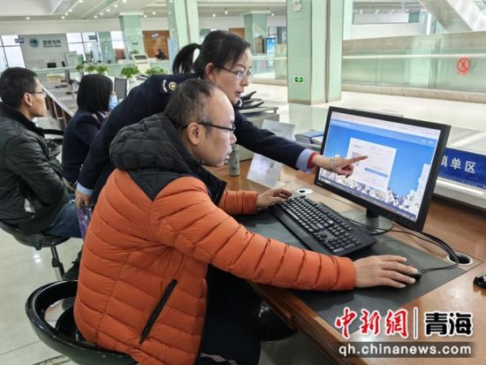 图为甘河税务局工作人员辅导纳税人网上办。王静 摄 图为甘河税务局工作人员辅导纳税人网上办。王静 摄