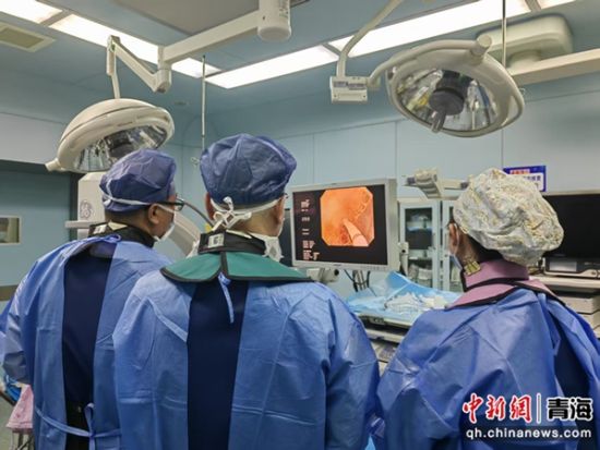 图为手术中。西宁市第一人民医院供图