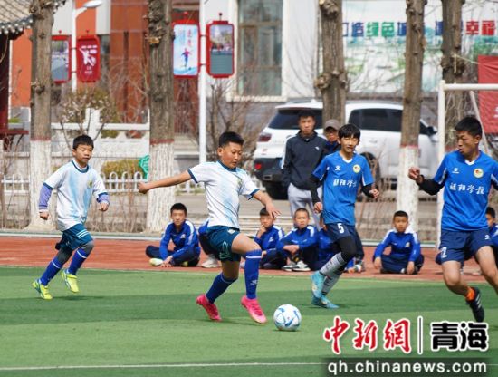 图为朝阳学校和桃李小学足球队正在进行比赛。 马铭言摄 图为朝阳学校和桃李小学足球队正在进行比赛。 马铭言摄