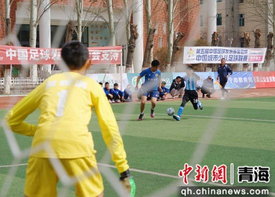 图为朝阳学校和桃李小学足球队正在进行比赛。 马铭言摄 图为朝阳学校和桃李小学足球队正在进行比赛。 马铭言摄