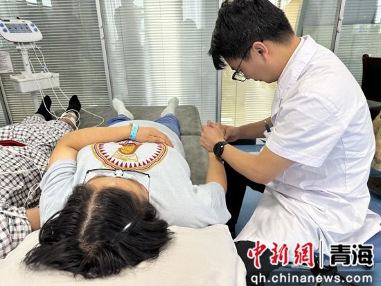 图为西宁市第一人民医院北川院区内,患者正在进行治疗。陈宗淇摄 图为西宁市第一人民医院北川院区内,患者正在进行治疗。陈宗淇摄