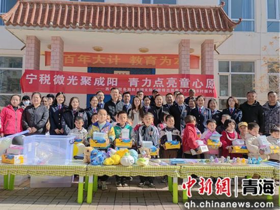 图为在阳坡一村幼儿园开展主题志愿活动。马晓莉 摄 图为在阳坡一村幼儿园开展主题志愿活动。马晓莉 摄