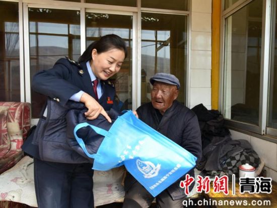 图为青年干部深入贫困老人家中入户慰问。蒲丹 摄 图为青年干部深入贫困老人家中入户慰问。蒲丹 摄