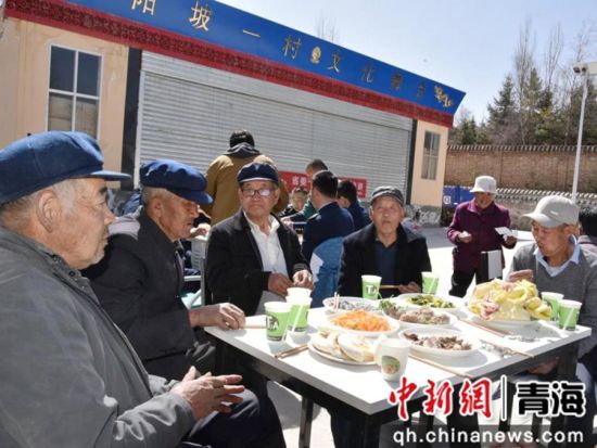 图为邀请阳坡一村老人在幸福食堂共进午餐。蒲丹 摄 图为邀请阳坡一村老人在幸福食堂共进午餐。蒲丹 摄