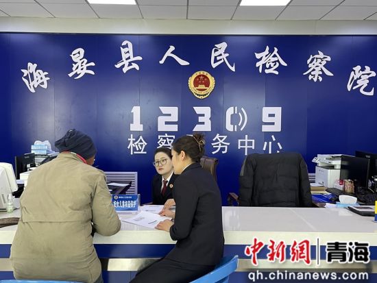图为检察院工作人员了解相关情况。勉诲虹 摄 图为检察院工作人员了解相关情况。勉诲虹 摄