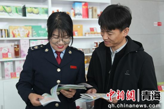图为海东工业园区税务局“小秦帮您帮”税收宣传团队成员深入凯发真人娱乐的介绍税收优惠政策。 杨生臻 摄 图为海东工业园区税务局“小秦帮您帮”税收宣传团队成员深入凯发真人娱乐的介绍税收优惠政策。 杨生臻 摄