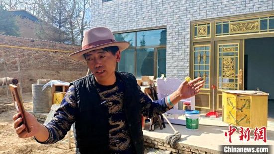 图为祁田林通过视频推介自家小院。俞惠珍 摄 图为祁田林通过视频推介自家小院。俞惠珍 摄