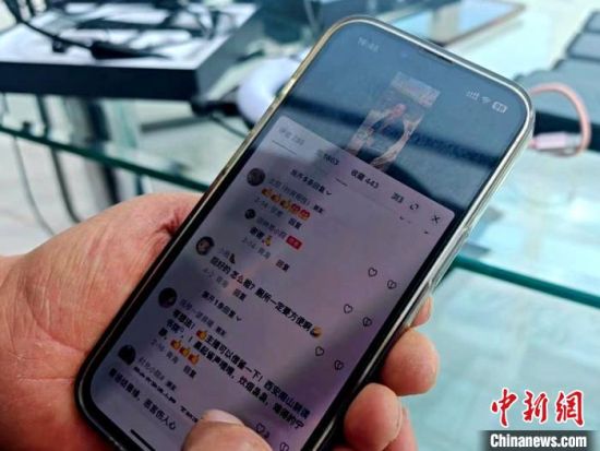 图为祁田林处理自己视频号上的私信留言。俞惠珍 摄 图为祁田林处理自己视频号上的私信留言。俞惠珍 摄