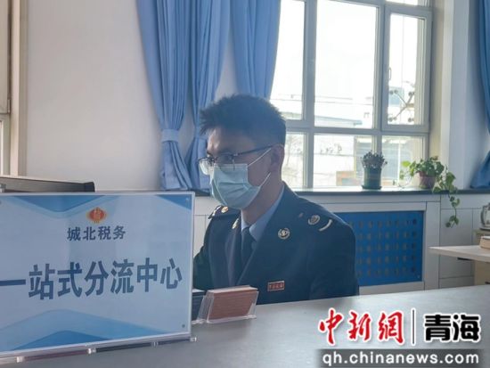 图为城北区税务局第一税务分局设立“一站式分流中心”窗口。杜娟摄 图为城北区税务局第一税务分局设立“一站式分流中心”窗口。杜娟摄