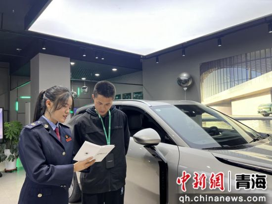 图为城北区税务局干部上门为企业讲解退役士兵创业就业有关税收政策 。杜娟摄 图为城北区税务局干部上门为企业讲解退役士兵创业就业有关税收政策 。杜娟摄