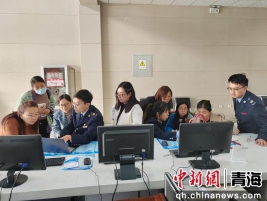 图为“税e站”为高原农副产品集散中心居民办理涉税事项。刘露摄 图为“税e站”为高原农副产品集散中心居民办理涉税事项。刘露摄