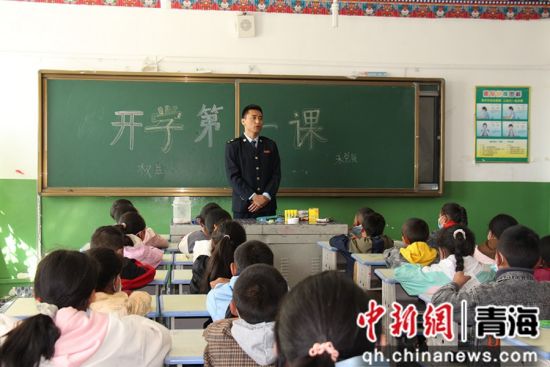 图为“税小豹”纳税服务团队干部向学生们宣讲税收相关知识。岗格拉毛 摄 图为“税小豹”纳税服务团队干部向学生们宣讲税收相关知识。岗格拉毛 摄