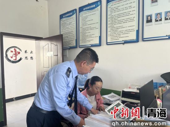 图为税费管家为企业上门辅导税费政策。赵苹 摄 图为税费管家为企业上门辅导税费政策。赵苹 摄